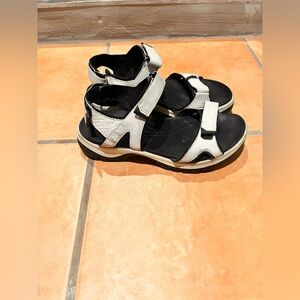 Ecco white sandal size US 6-6.5 EU size 37